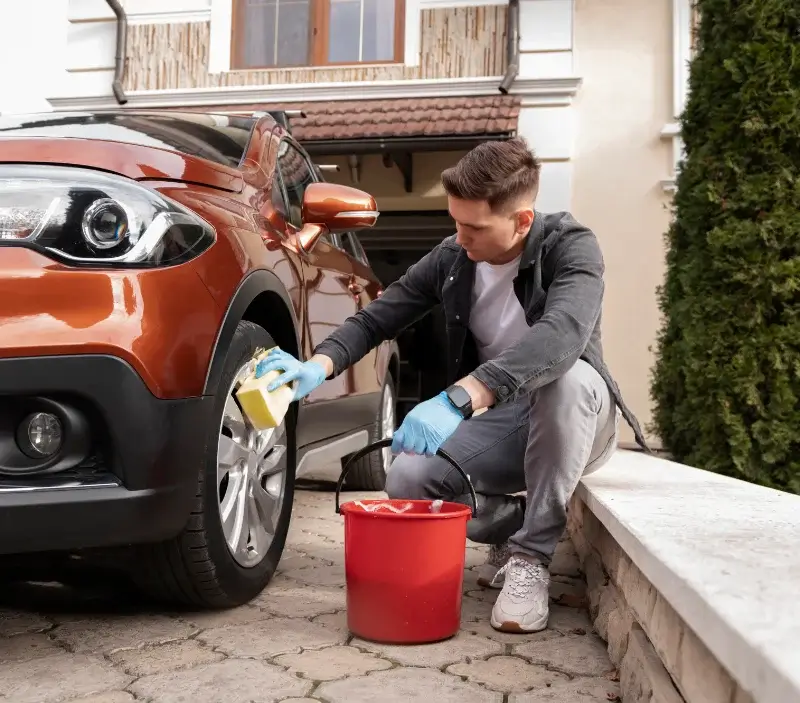 Lavage auto à domicile Torcé-Viviers-en-Charnie : professionnel intervenant sur un véhicule